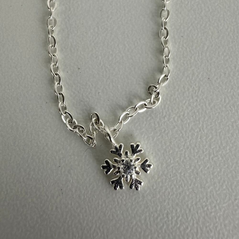 NWOT Womens Snowflake Winter Holiday Dainty Clear Crystal 5295 Silver Necklace